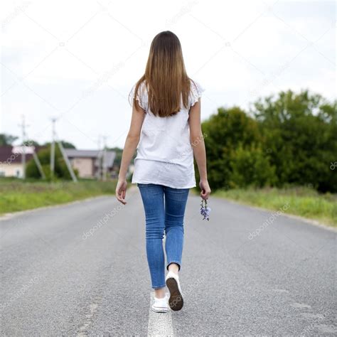 chica caminando